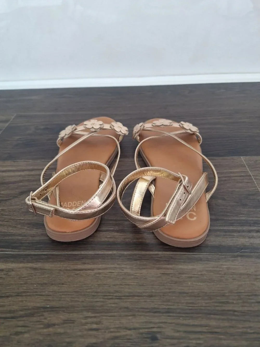 💙 Madden NYC Women’s Size 6 Gold Metallic Floral Ankle Strap Flat Sandals